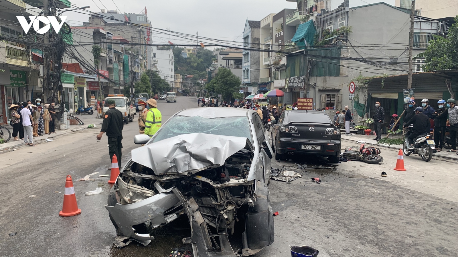 Ô tô phóng nhanh gây tai nạn liên hoàn, khiến 4 người bị thương