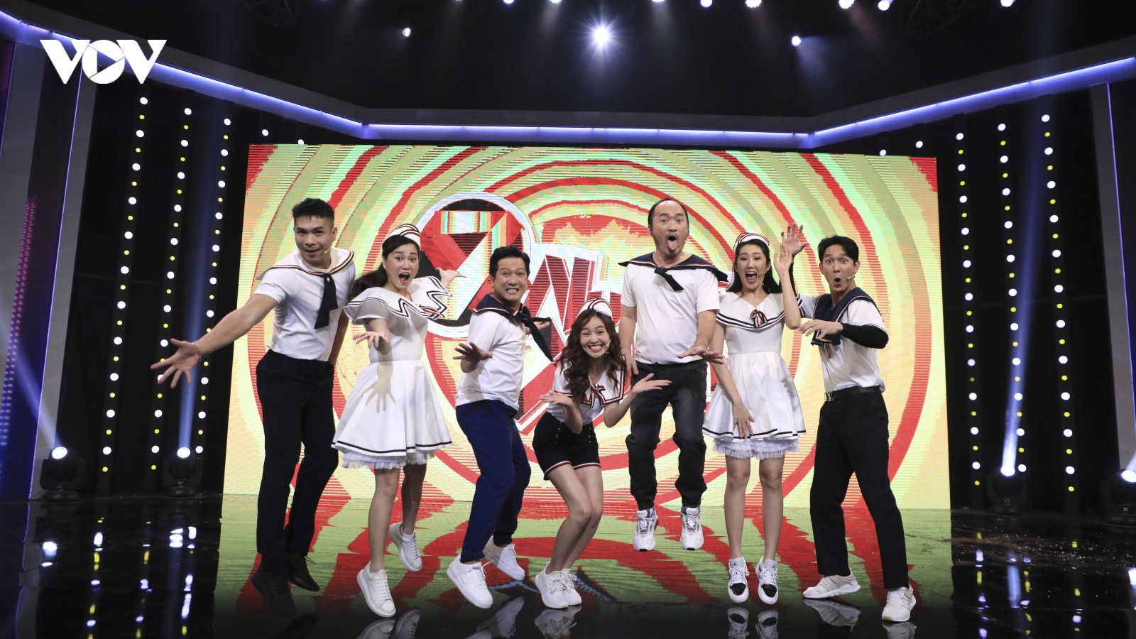 Song Luân lần đầu đến "7 Nụ cười xuân", mở màn đã "cà khịa" đàn anh Tiến Luật