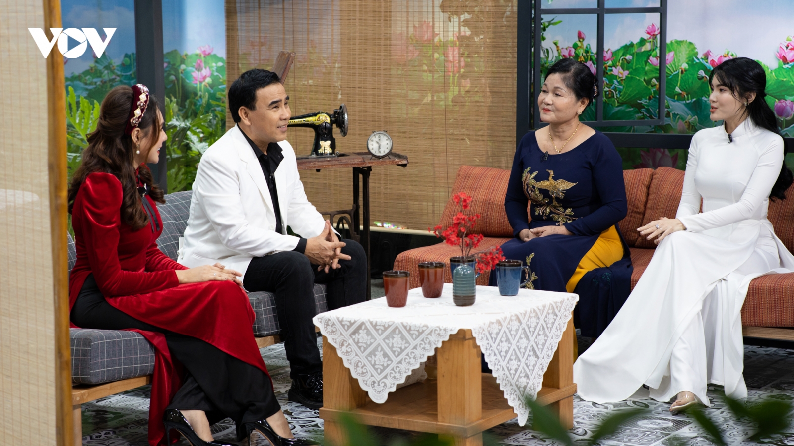 MC Quyền Linh “cười ra nước mắt” với cô dâu xinh đẹp bị mẹ chồng “kể xấu"
