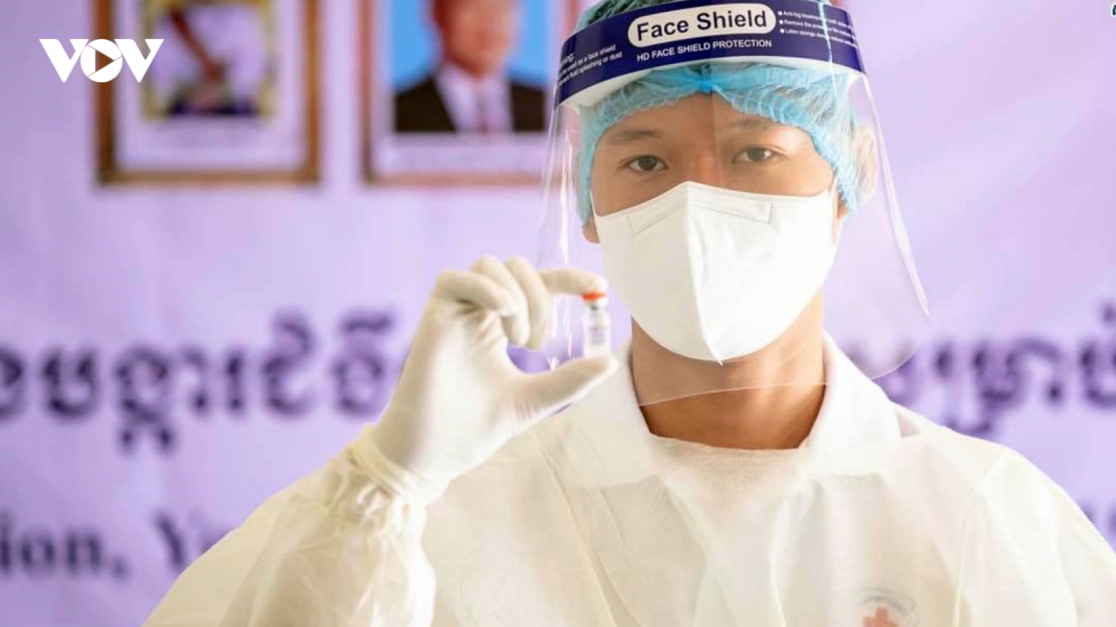 Thanh thiếu niên Campuchia sẽ được tiêm mũi 3 phòng Covid-19 vào tháng 1/2022