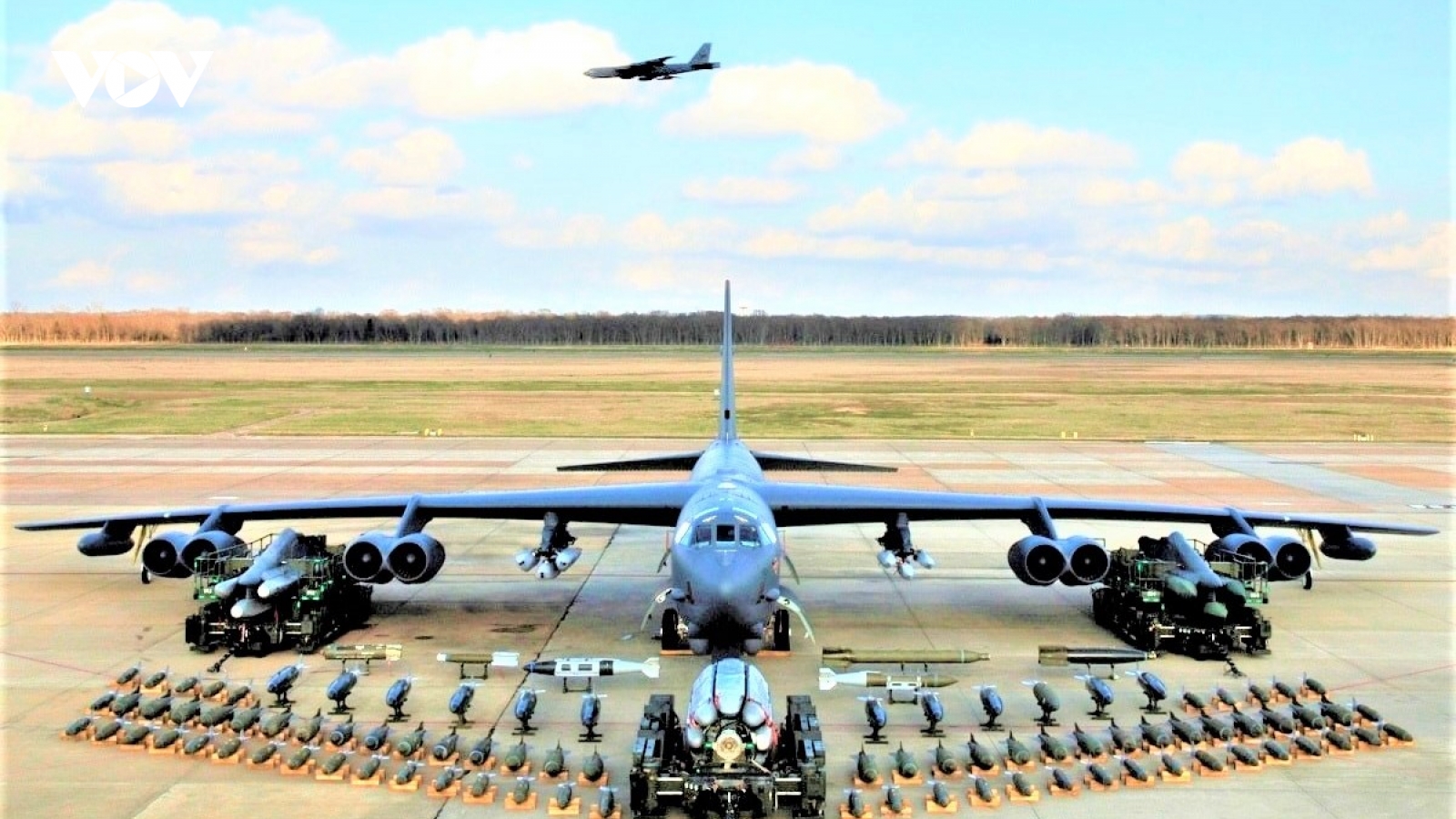 Mỹ nghiên cứu tích hợp vũ khí siêu thanh trên máy bay ném bom B-52