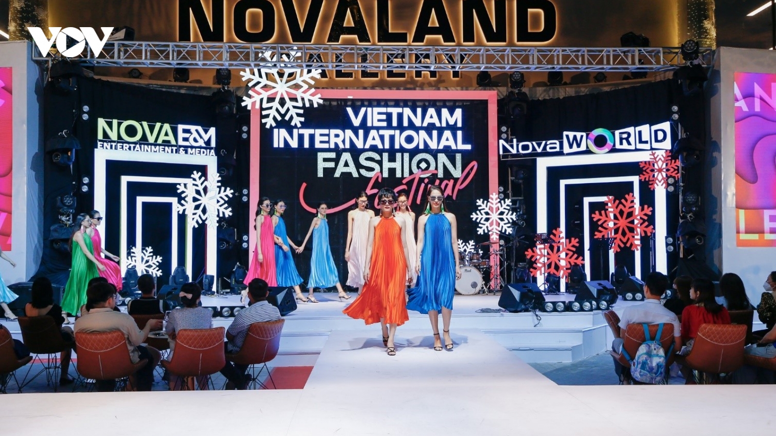 Việt Nam VIFF tại Novaland Gallery: Đại tiệc âm nhạc và thời trang