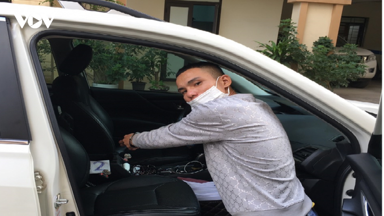 Đập kính ô tô giữa ban ngày để trộm cắp tài sản