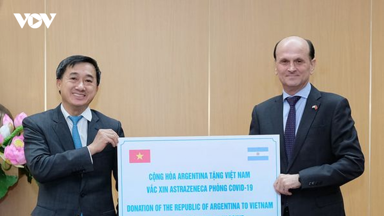 Tiếp nhận 500.000 liều vaccine COVID-19 do Argentina trao tặng