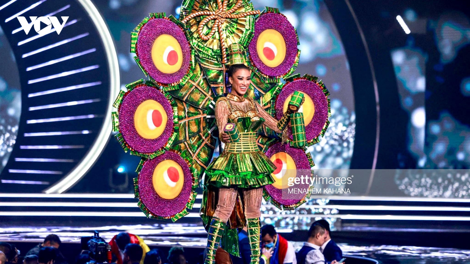 Kim Duyên trình diễn trang phục dân tộc "Ai tét hông" tại bán kết Miss Universe 2021