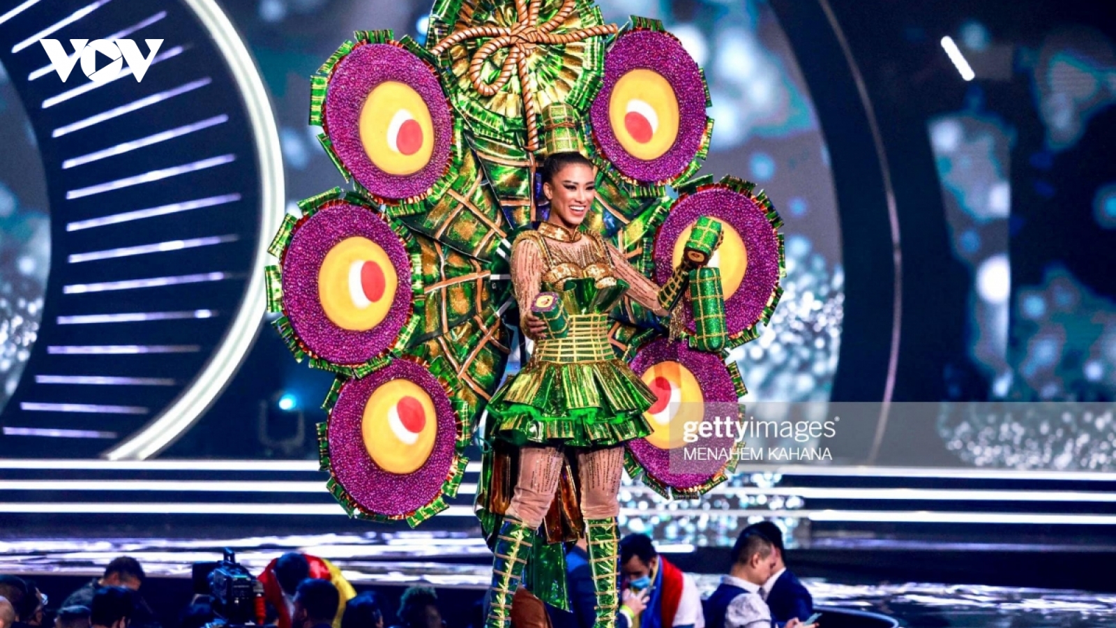 Trang phục dân tộc "Ai tét hông" của Kim Duyên được đánh giá đẹp nhất Miss Universe 2021