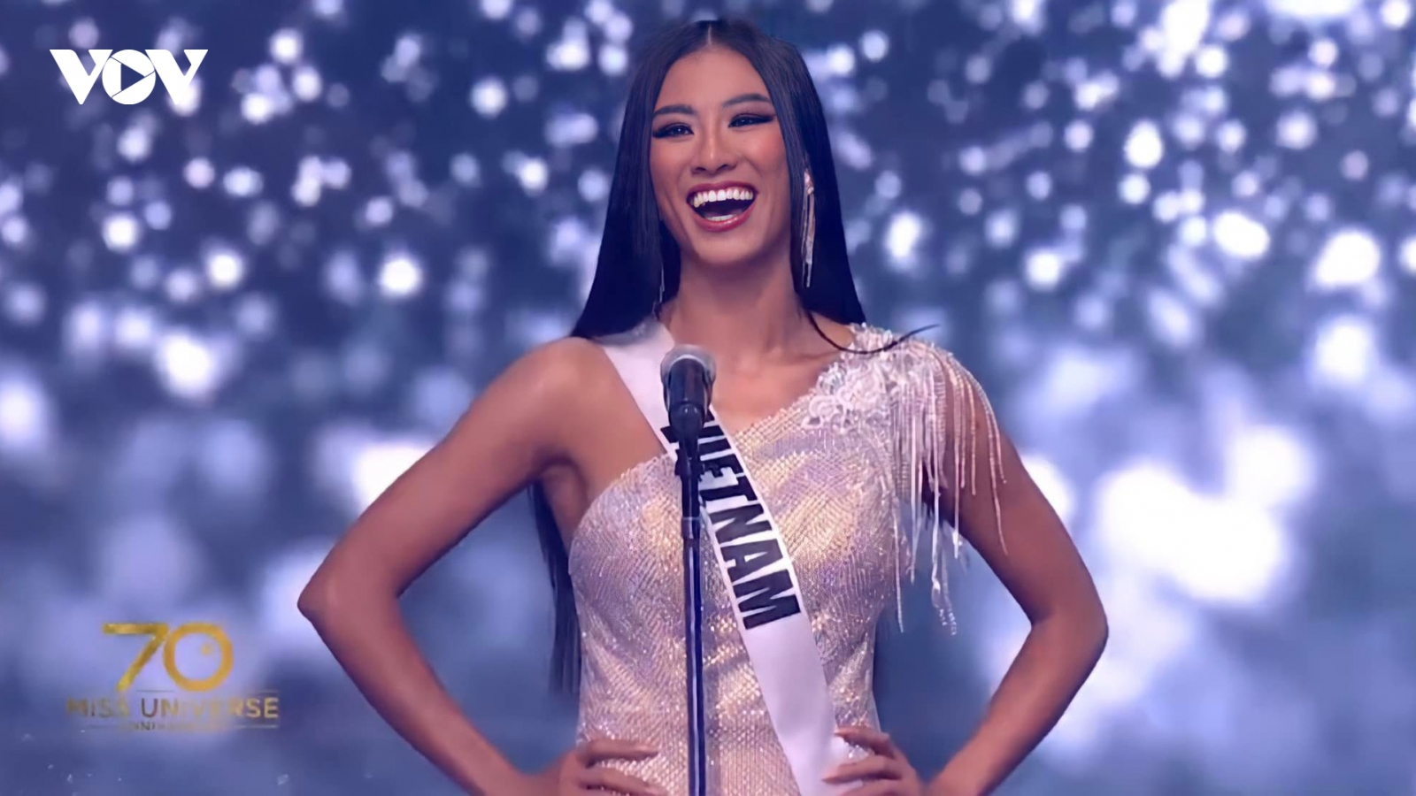 Á hậu Kim Duyên tỏa sáng với trang phục dạ hội "Mê Kông của tôi" tại bán kết Miss Universe