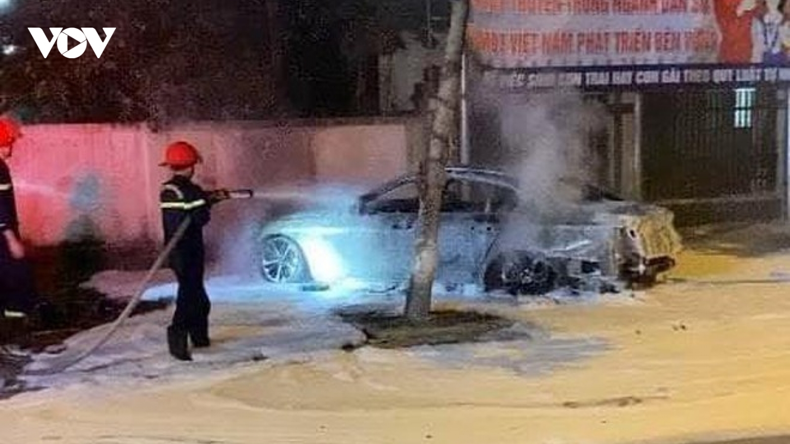 Xe ô tô đang đỗ trên vỉa hè bỗng bốc cháy dữ dội
