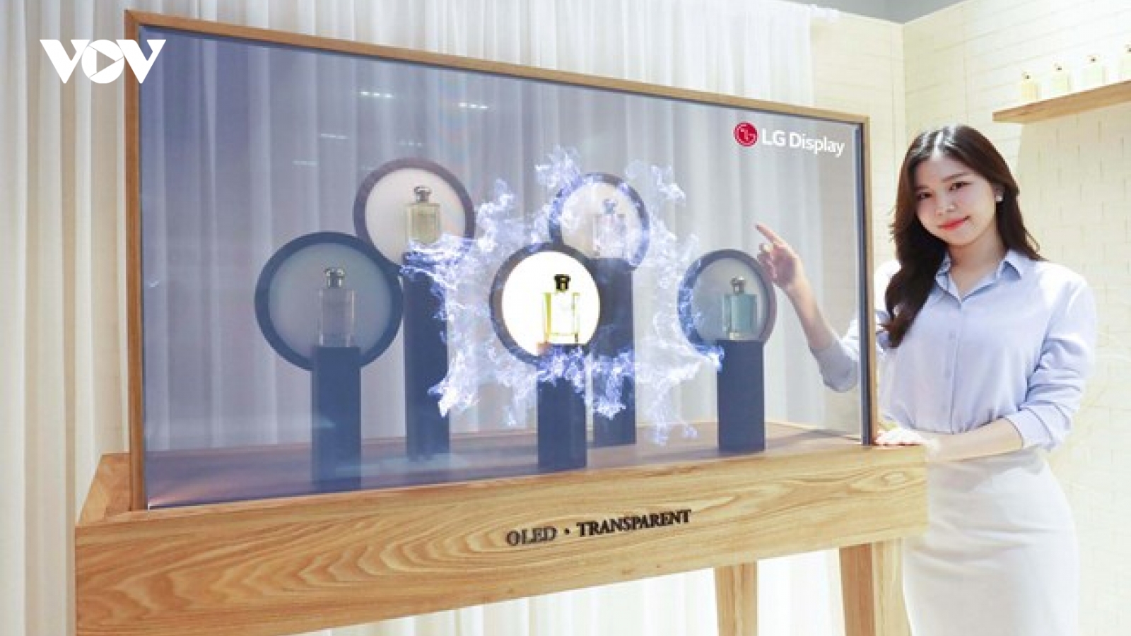 LG Display giới thiệu màn hình OLED trong suốt độc đáo tại CES 2022