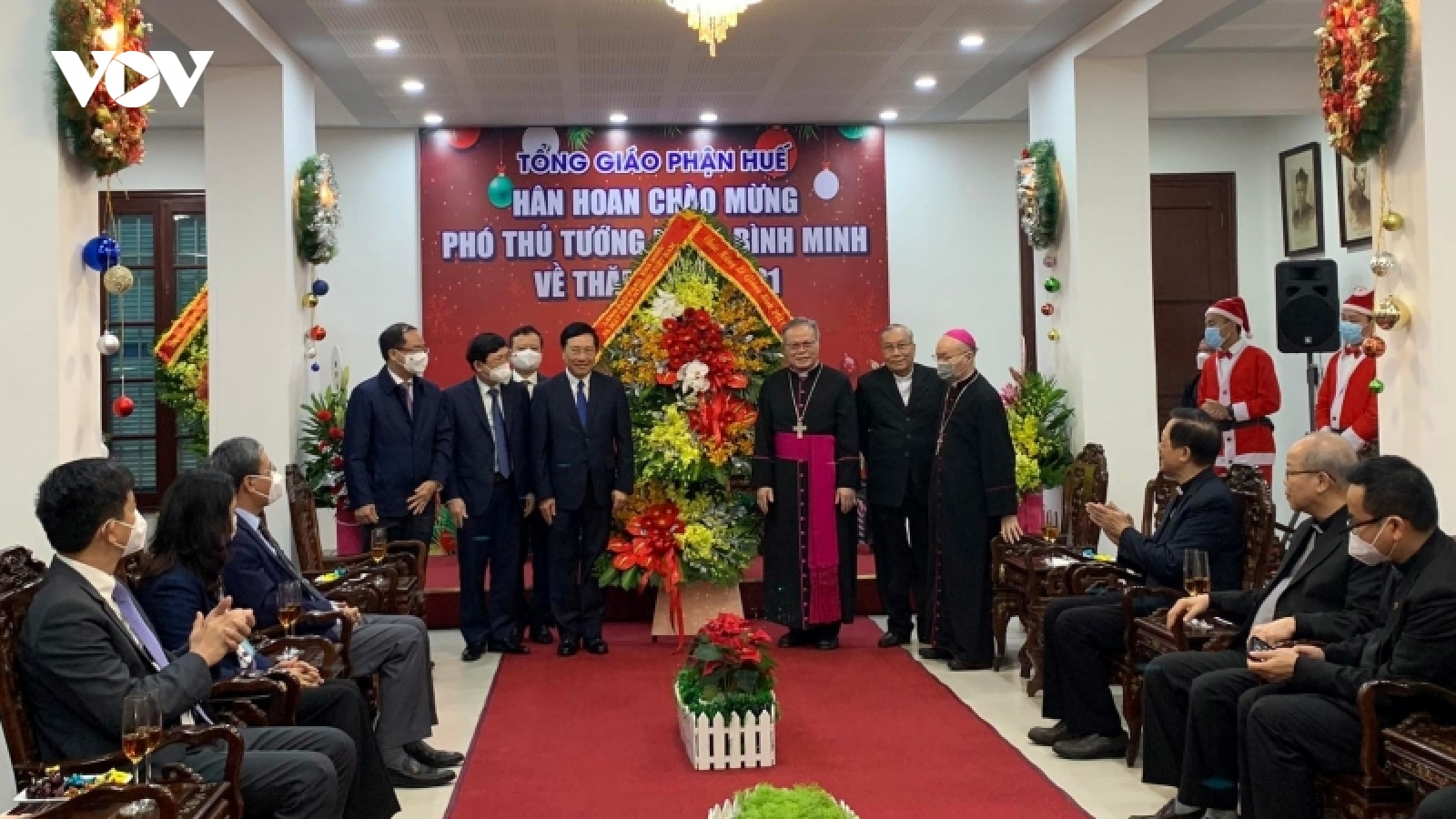 Phó Thủ tướng Thường trực Phạm Bình Minh chúc mừng Giáng sinh tại Huế