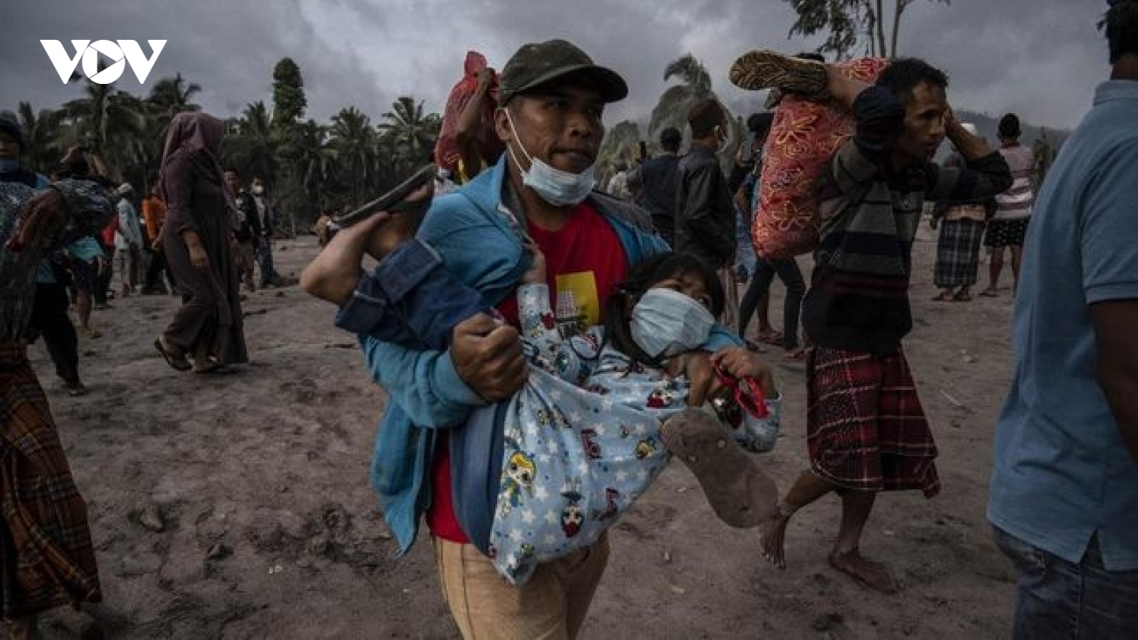 Phun trào núi lửa Indonesia: Ám ảnh những ngôi làng bị chôn vùi dưới lớp tro nóng