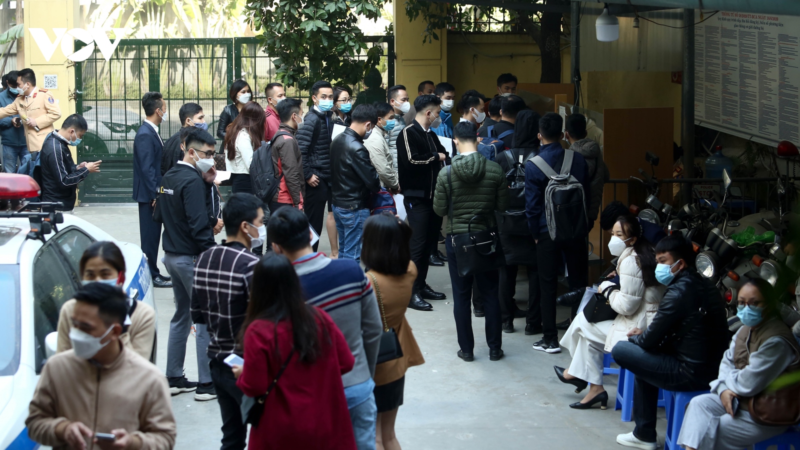 "Biển người" đổ về gây tình trạng lộn xộn tại các điểm đăng ký xe ở Hà Nội