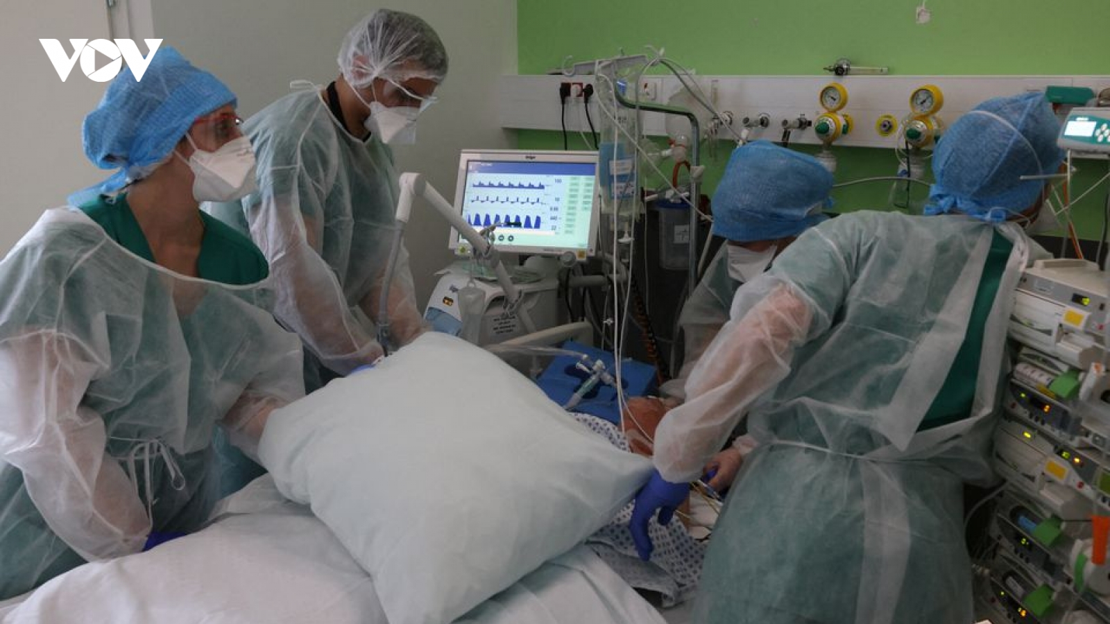 Pháp: Bệnh nhân COVID-19 chưa tiêm chủng nằm kín trong các ICU