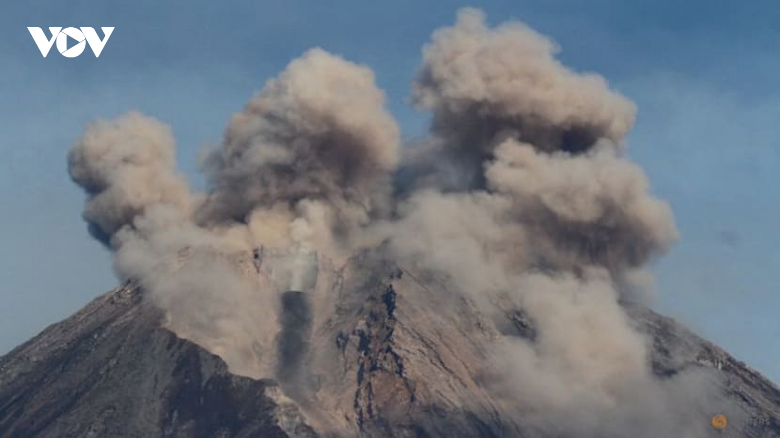 Núi lửa Semeru ở Indonesia phun trào, tạo ra cột tro bụi cao gần 2km