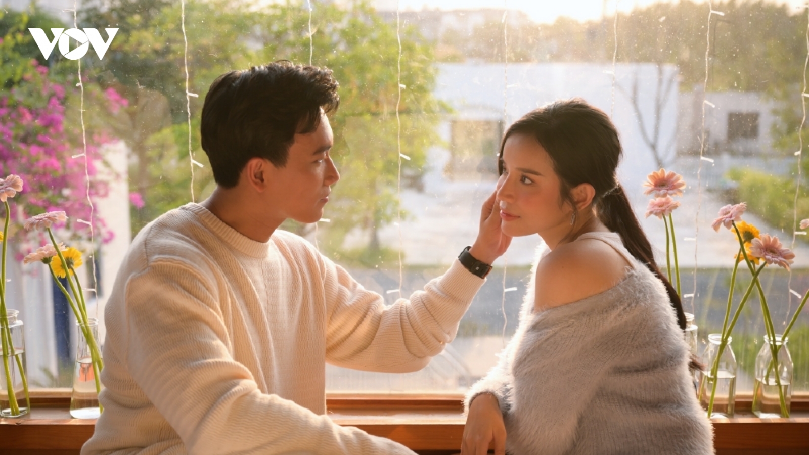 Fan tiếc nuối khi Lyly không đóng cặp với Anh Tú trong MV "Yêu anh nhất đời"