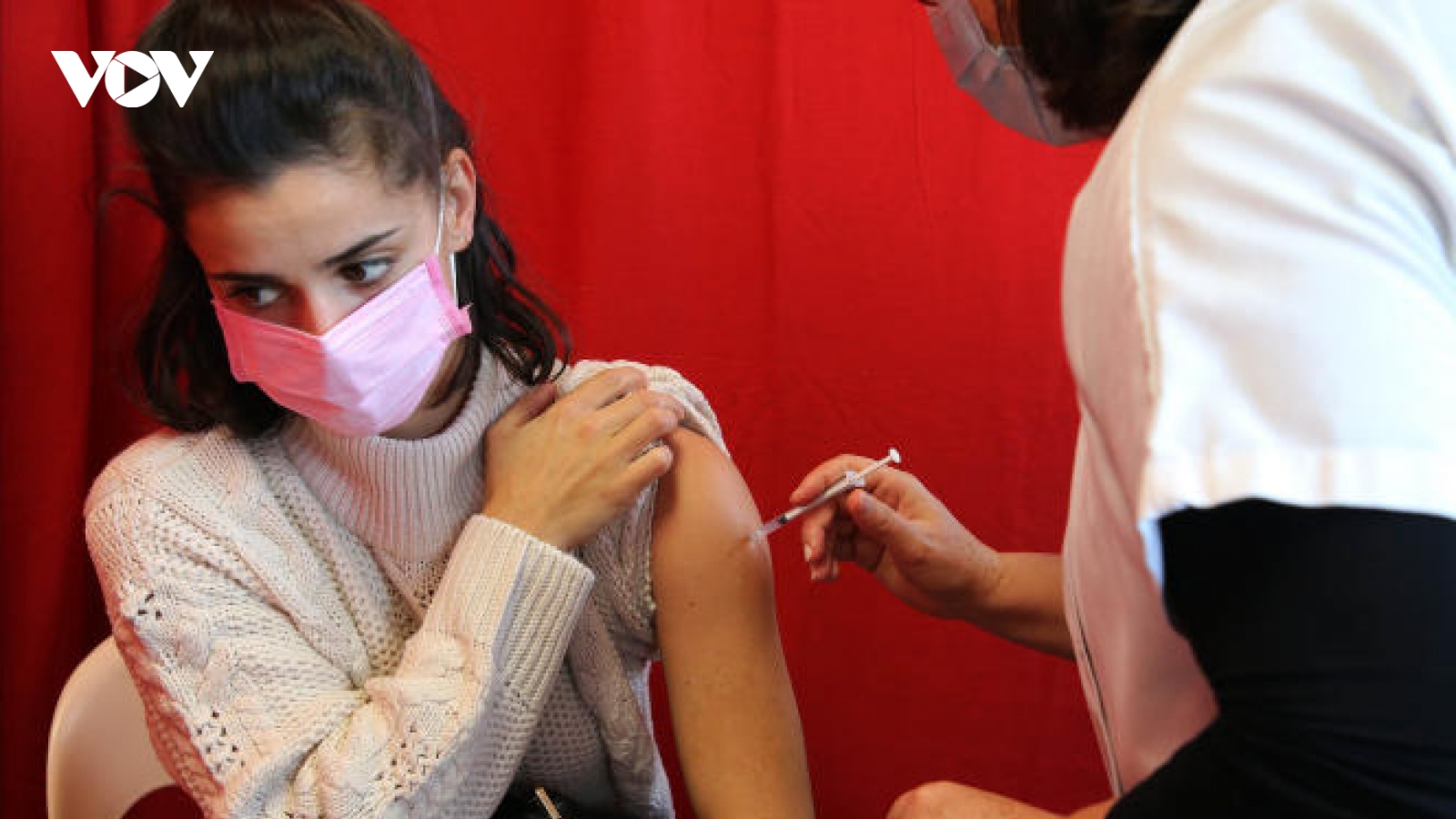 Pháp rút thời hạn chờ tiêm mũi vaccine tăng cường xuống còn 3 tháng để ngăn Omicron