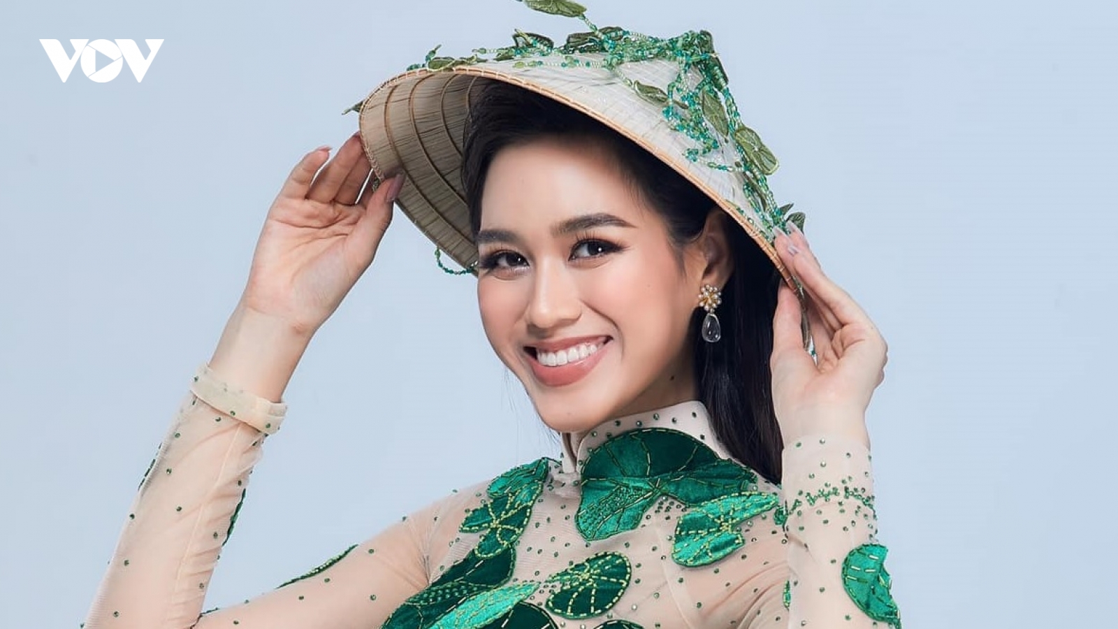 Hoa hậu Đỗ Thị Hà diện áo dài "rau má Thanh Hóa" thi phỏng vấn tại Miss World 2021