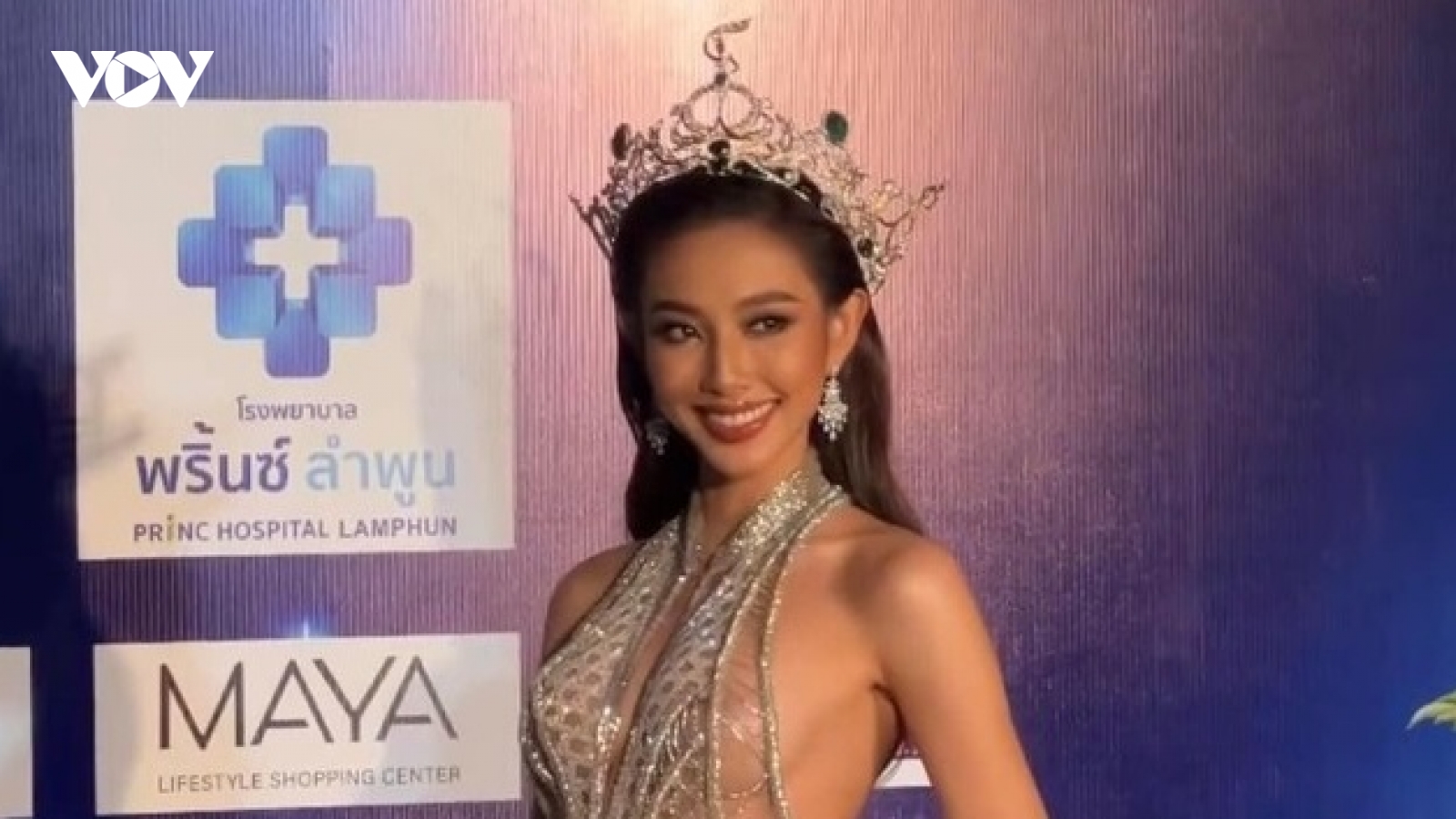 "Đụng váy" với Á hậu chuyển giới Thái Lan, Thùy Tiên khoe trọn đường cong quyến rũ