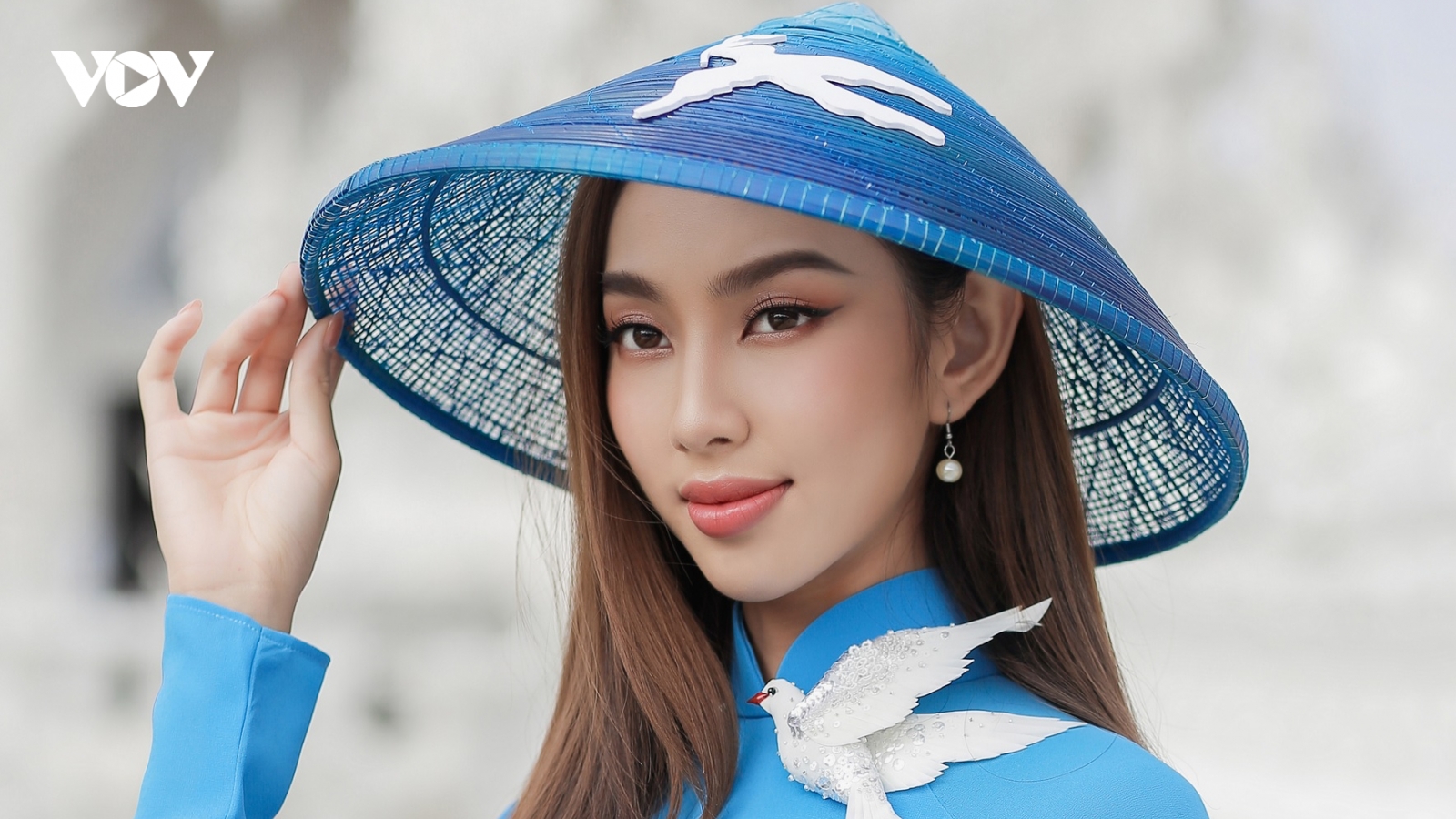 Hoa hậu Thùy Tiên tự hào diện áo dài Việt Nam trên đất Thái sau đăng quang