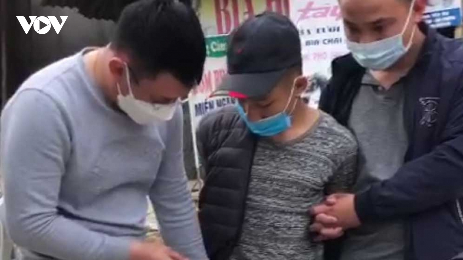 Công an mật phục khống chế 2 nam thanh niên giấu ma tuý trong yên xe máy