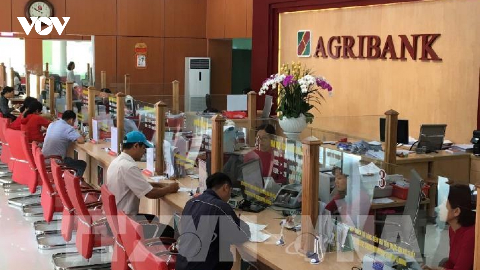 16 ngân hàng giảm 18.095 tỷ đồng lãi suất cho khách hàng bị ảnh hưởng bởi Covid-19