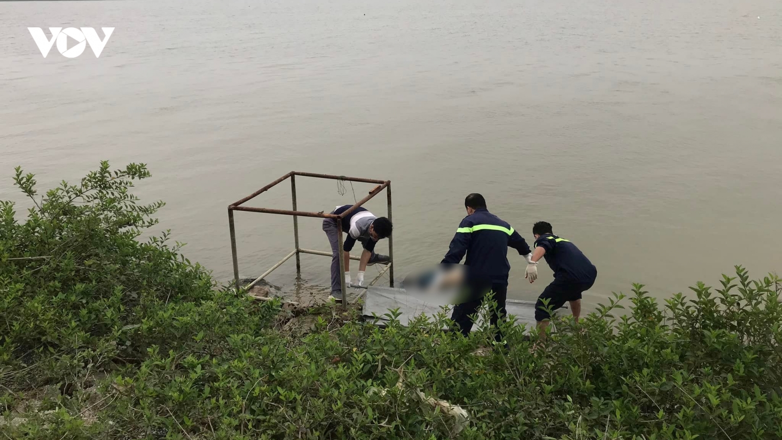Tìm thấy thi thể nam thanh niên để lại ví trên cầu Bến Thủy 1