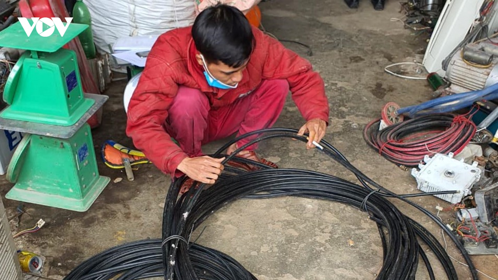 Đóng giả nhân viên viễn thông ngang nhiên cắt trộm cáp