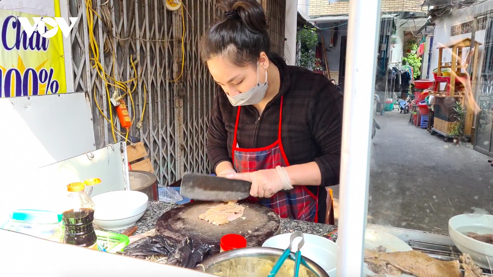 Chỉ được bán mang về, nhiều cửa hàng ăn uống tạm dừng hoạt động vì lo “lỗ kép”