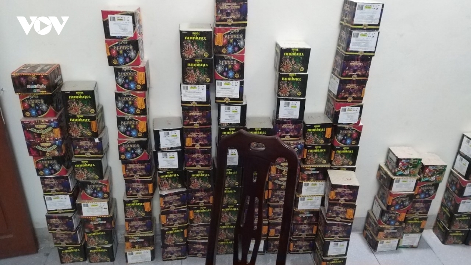 “Nữ quái” giấu 227 kg pháo nổ