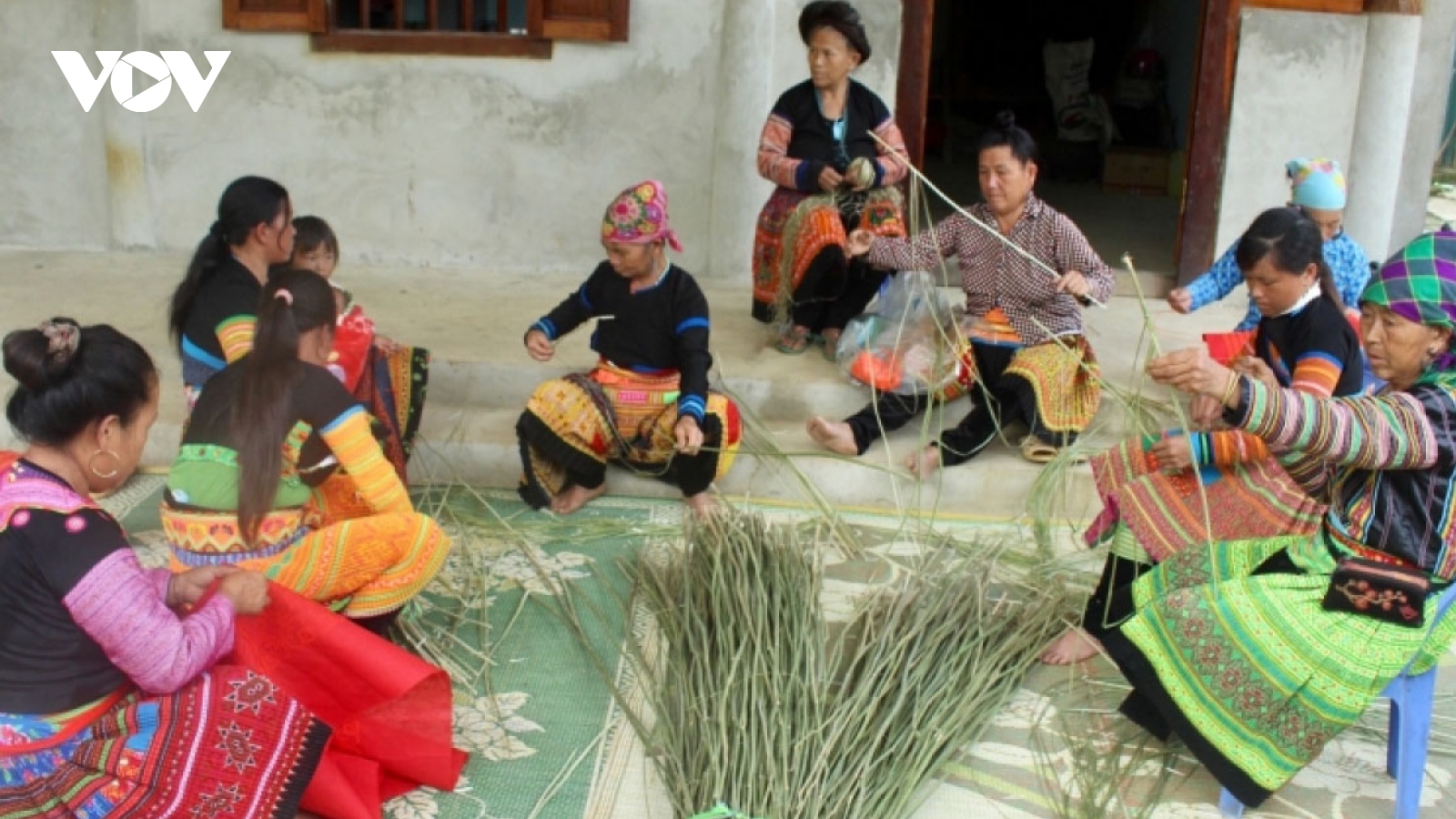 Mong ethnic people in Son La keep brocade weaving alive