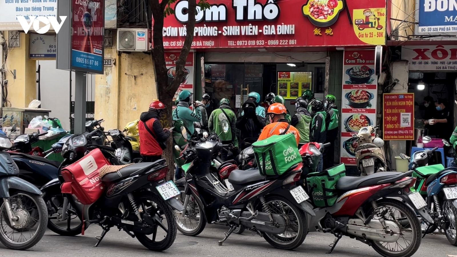 Hàng loạt hàng quán ở các quận "vùng cam" treo biển bán mang về