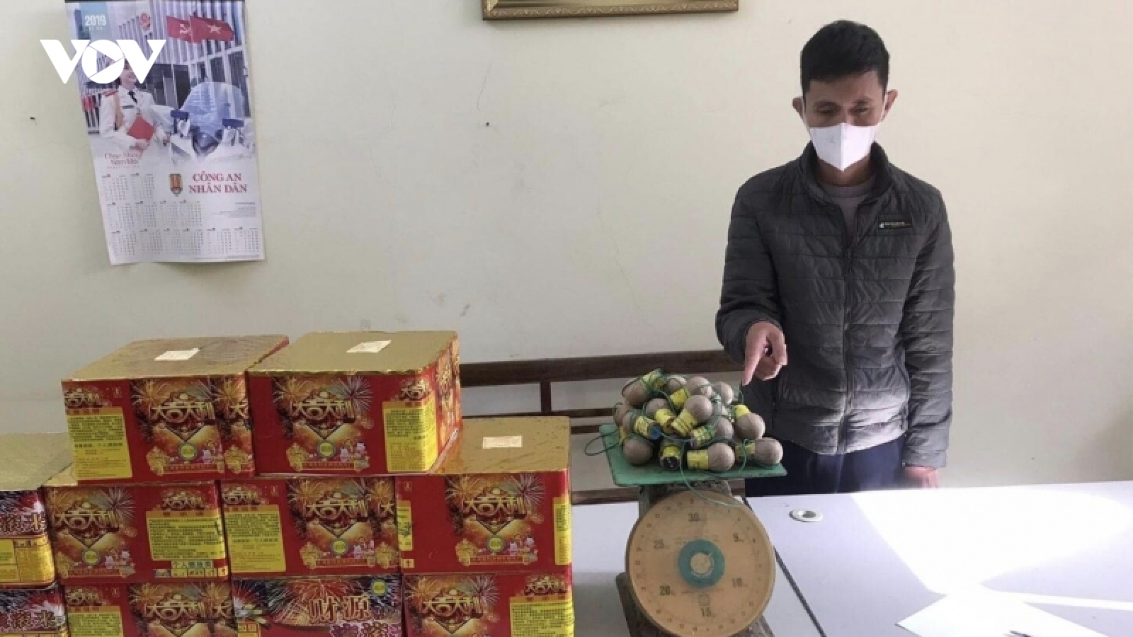 Bắt giữ đối tượng vận chuyển pháo nổ trái phép