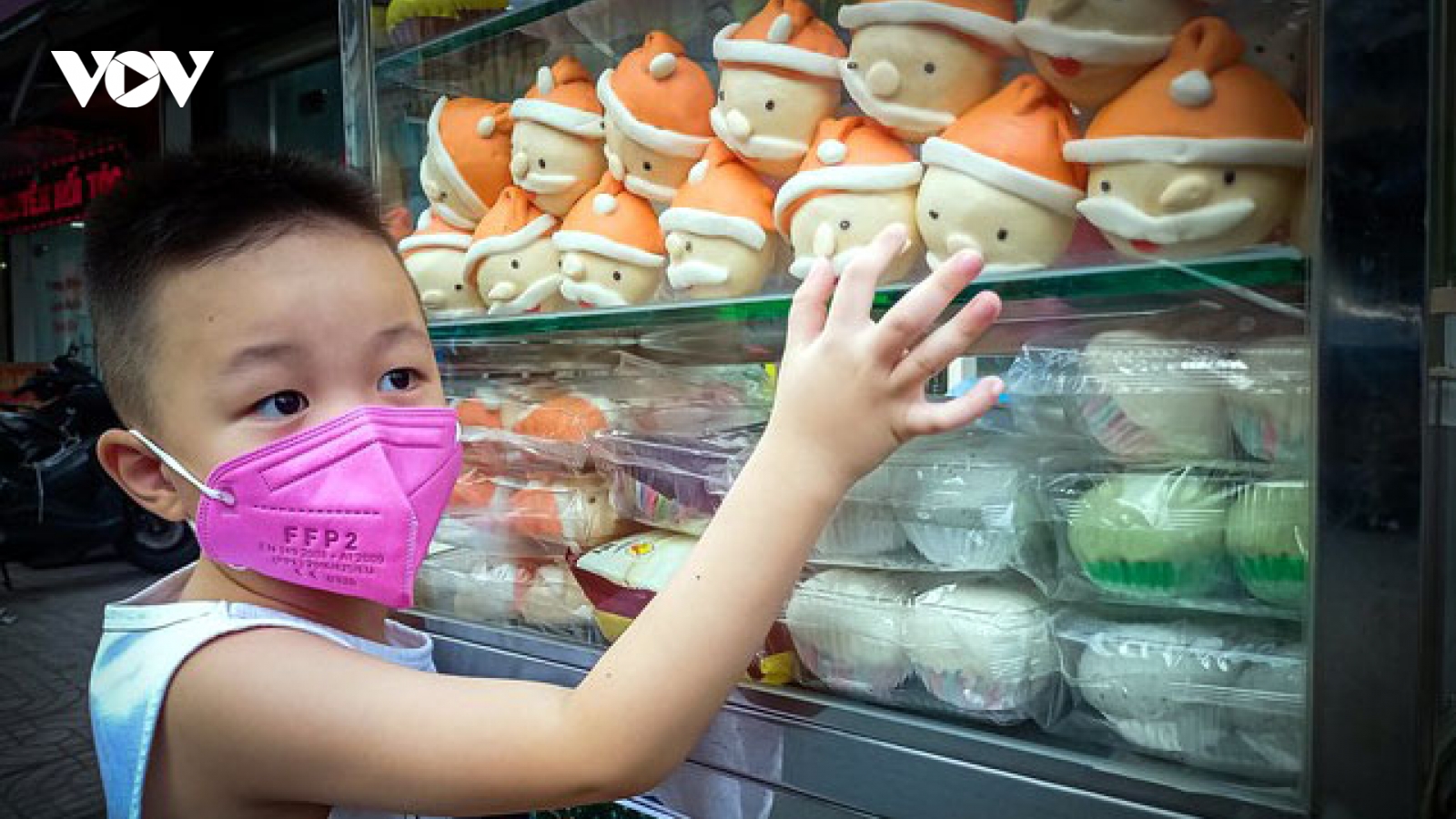 Bánh bao hình ông già Noel hút khách dịp Giáng sinh