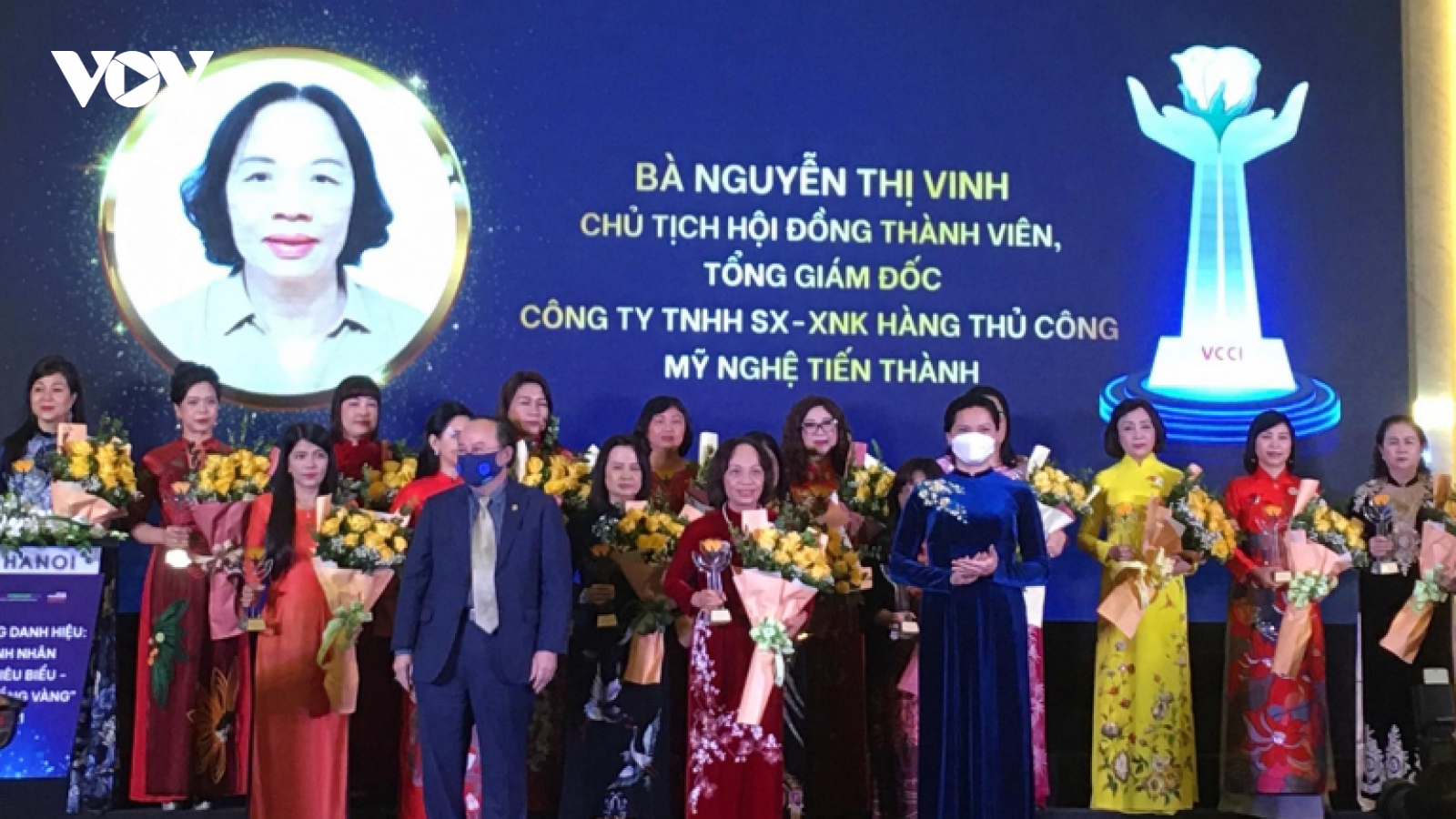 60 nữ doanh nhân tiêu biểu nhận Cup Bông hồng Vàng