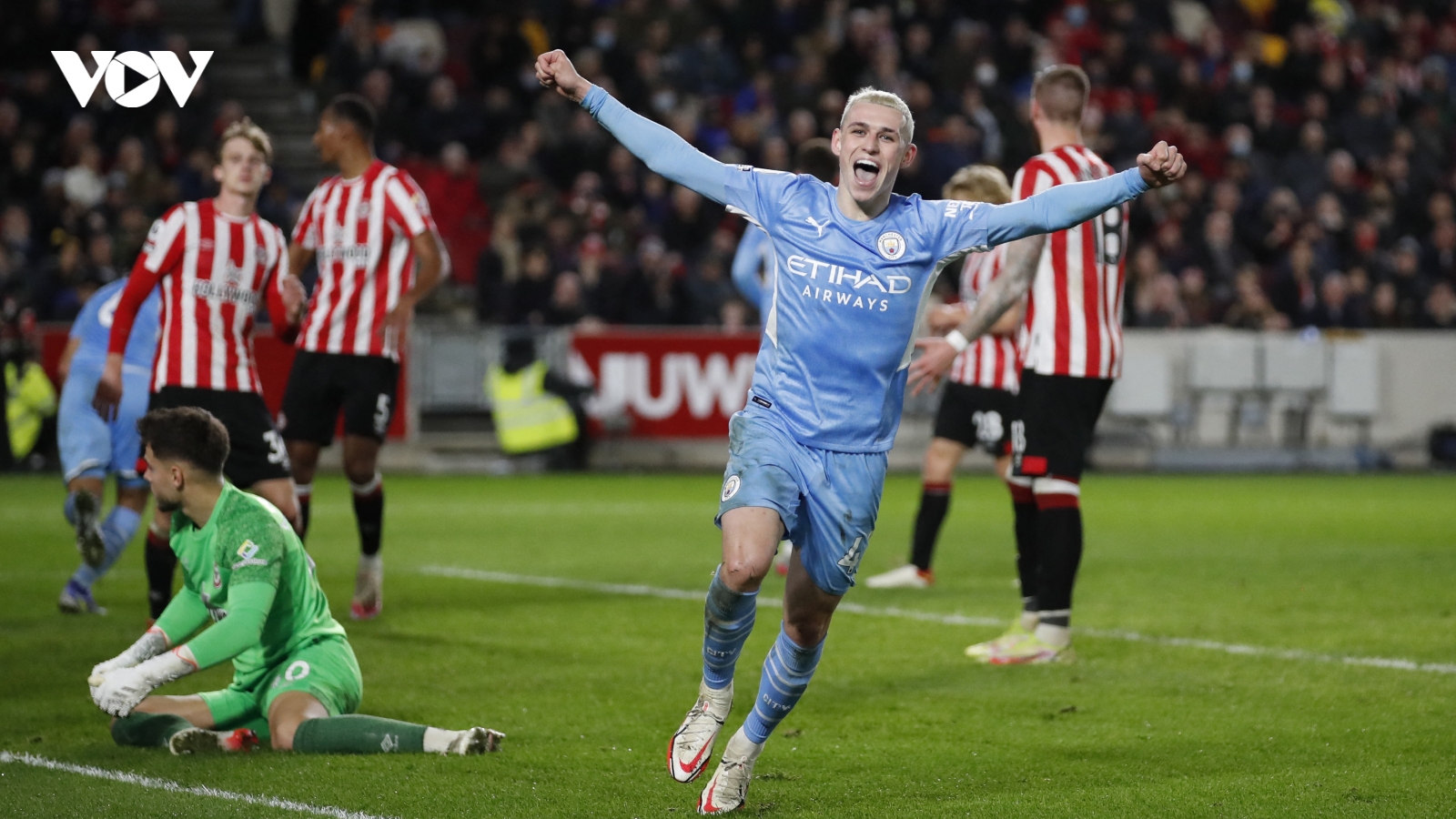 Thắng nhàn Brentford, Man City bỏ xa các đối thủ trong cuộc đua vô địch