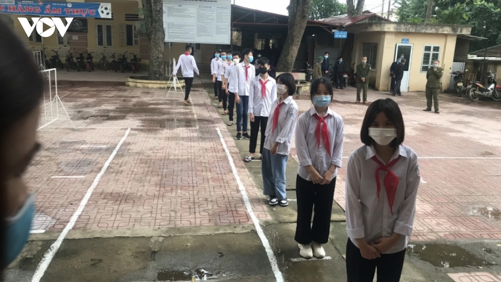Hai trường tại Hà Nội dừng dạy trực tiếp vì có học sinh mắc COVID-19