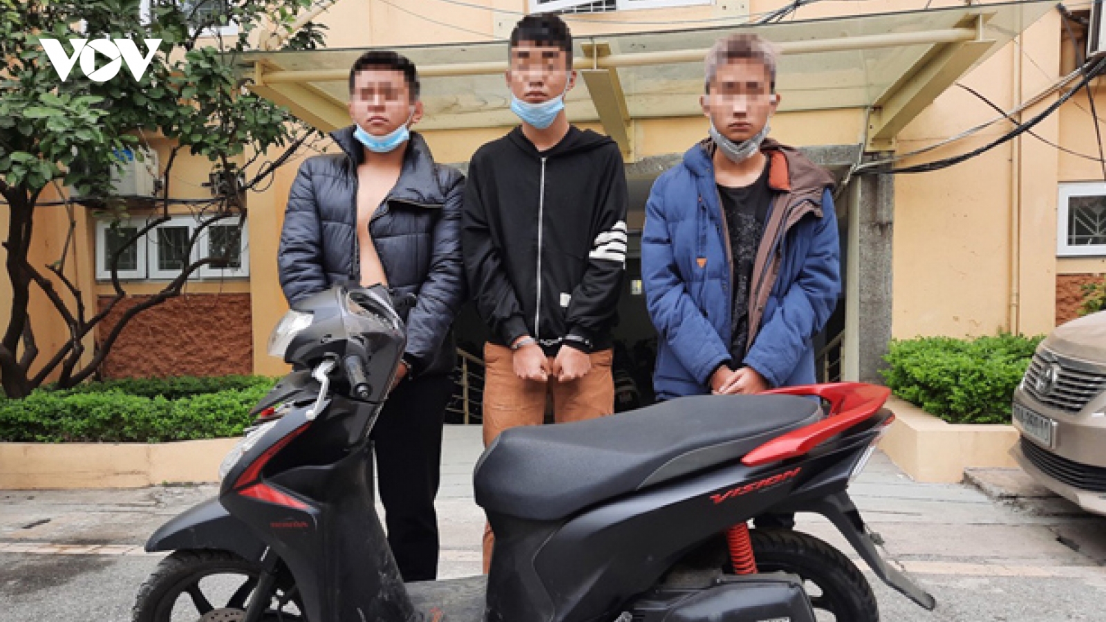 Bắt ba đối tượng mang kiếm đi cướp tài sản ở Hà Nội