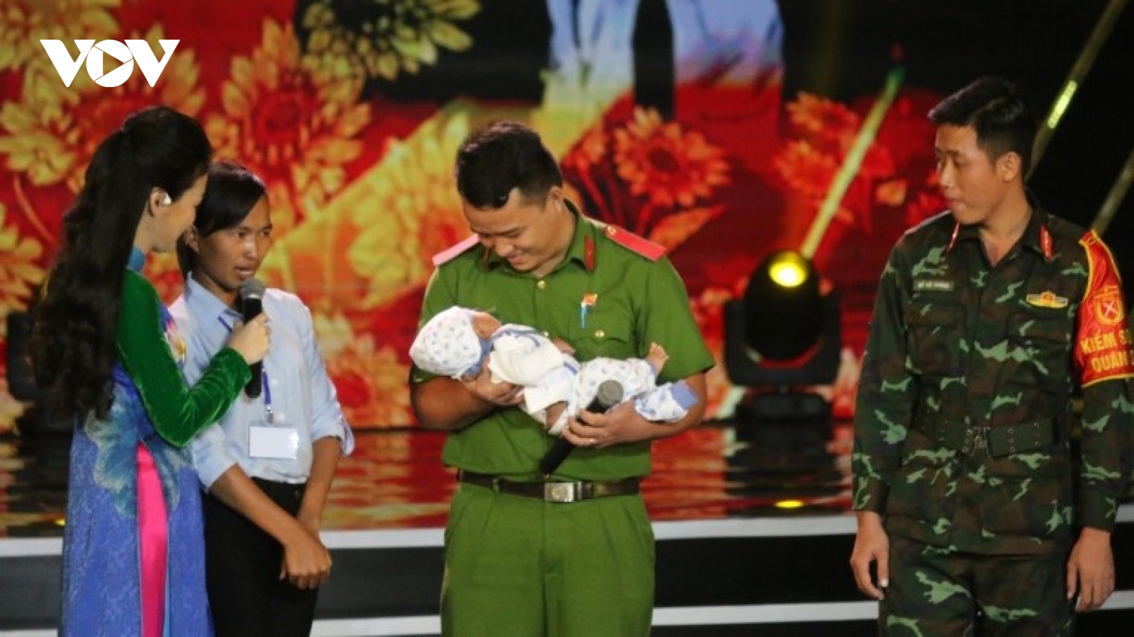 Trung uý công an đỡ đẻ bất đắc dĩ xúc động khi gặp lại em bé
