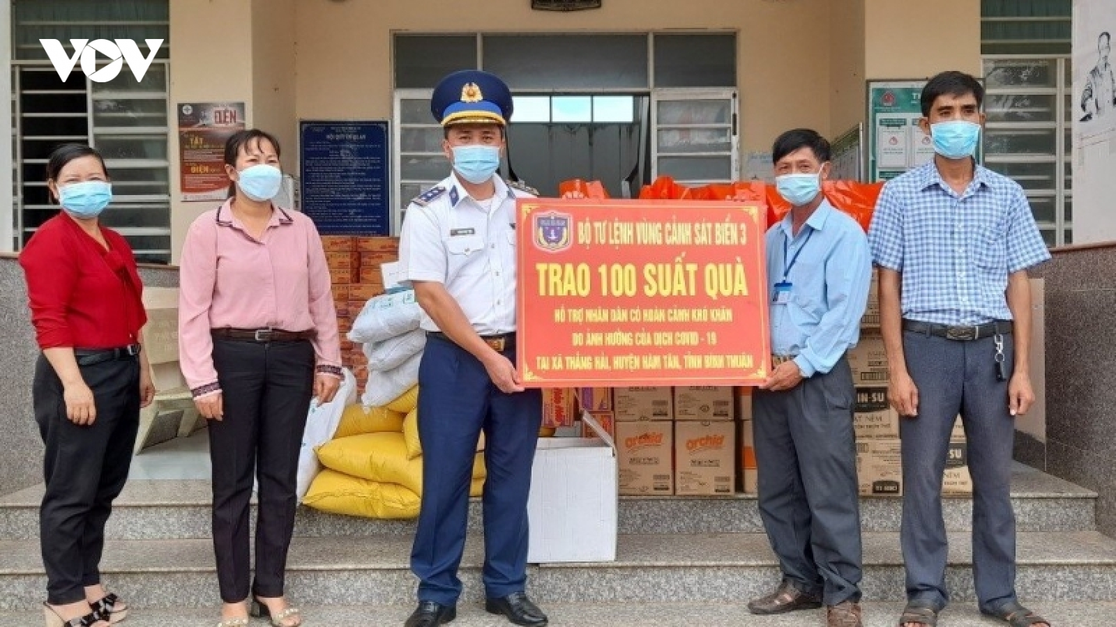 Vùng Cảnh sát biển 3 gửi tặng 200 phần quà cho bà con vùng dịch Bình Thuận