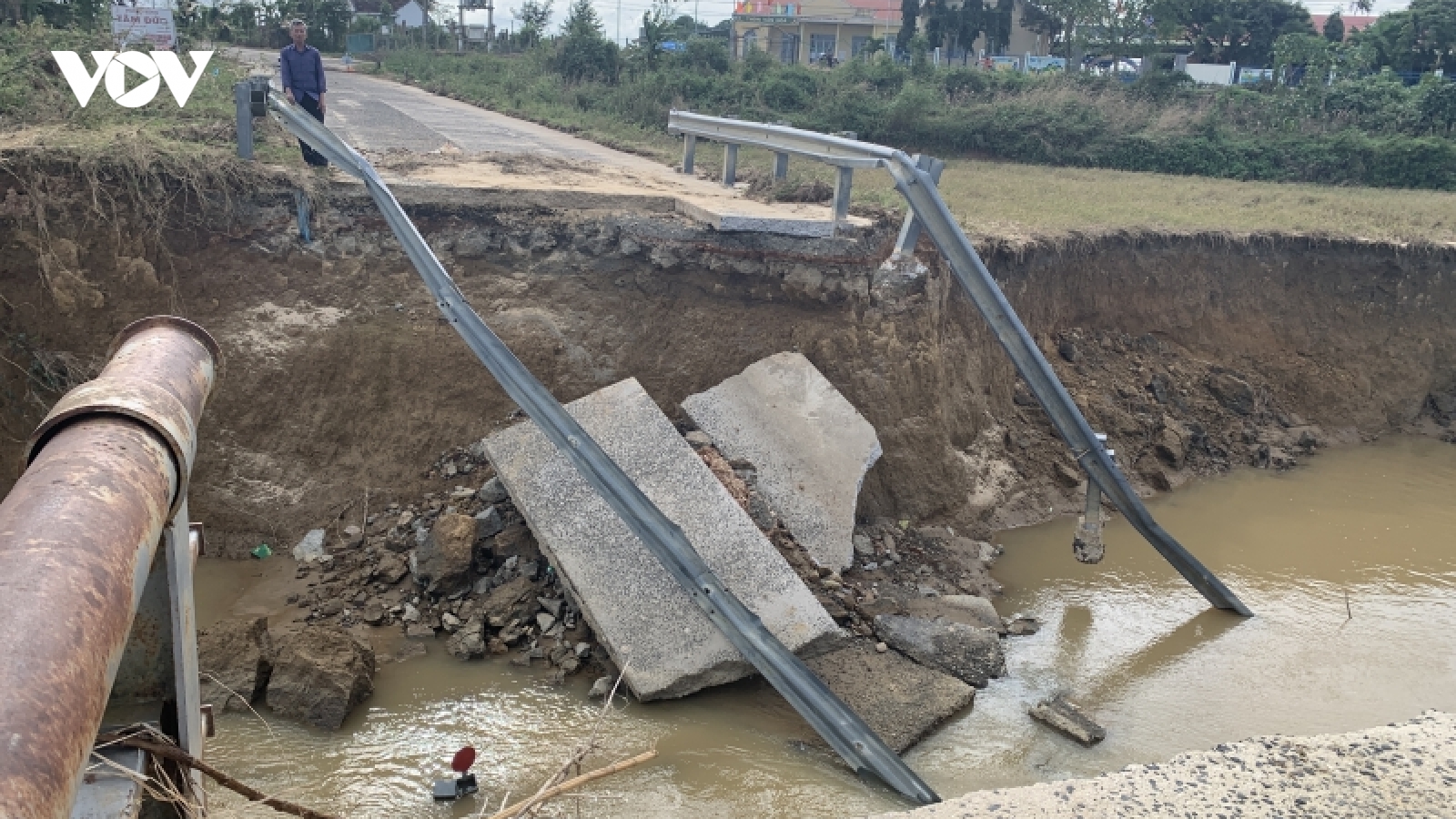 Cầu sập 1 tháng chưa sửa, hàng nghìn hộ dân Đắk Lắk đi lại khó khăn