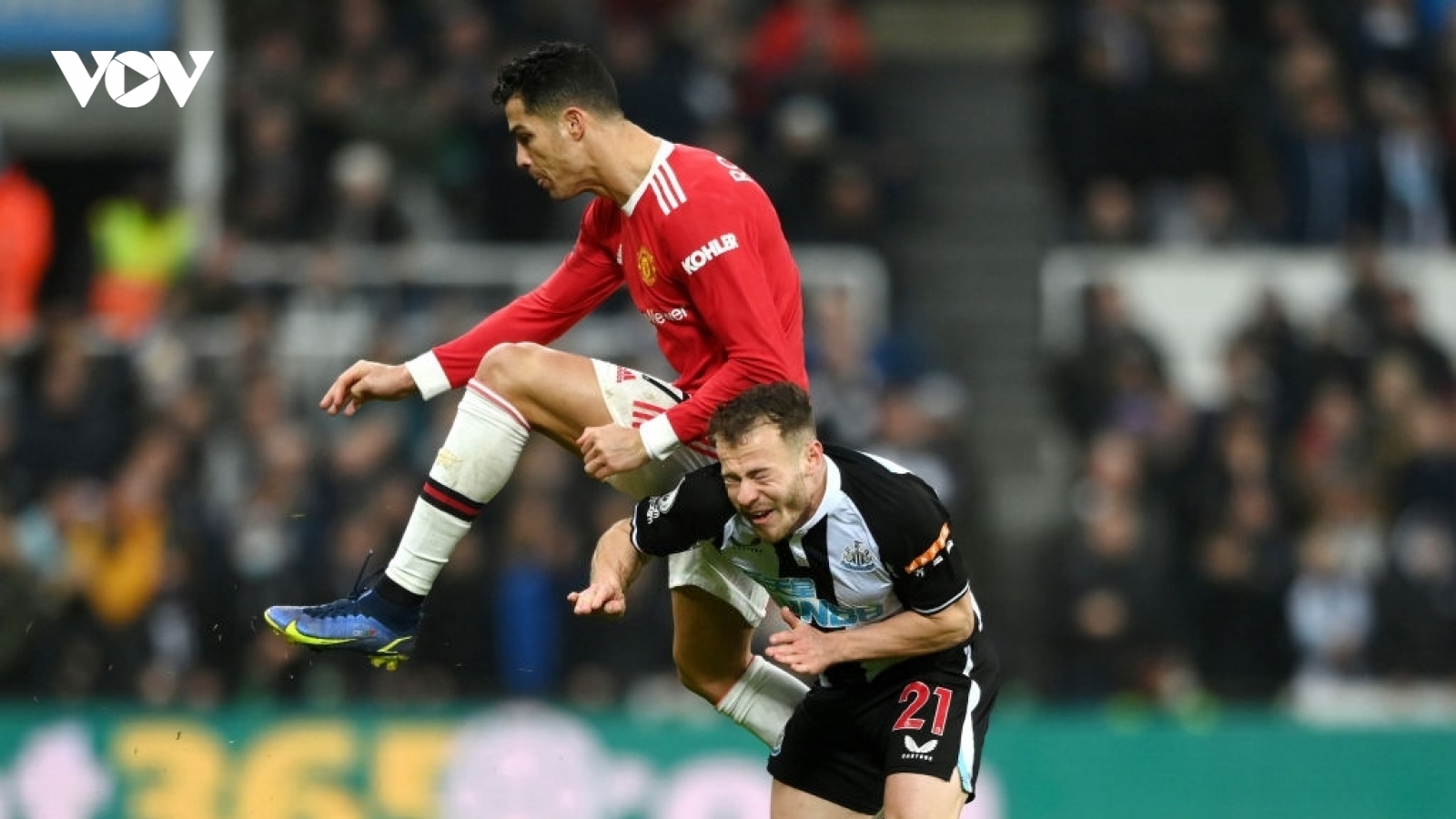 Ronaldo thoát thẻ đỏ vì “đá người” ở trận hòa Newcastle