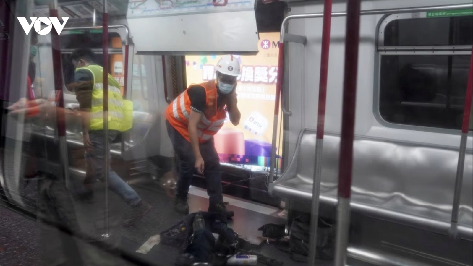 Hong Kong: Giao thông tắc nghẽn vì cửa tàu điện văng ra ngoài