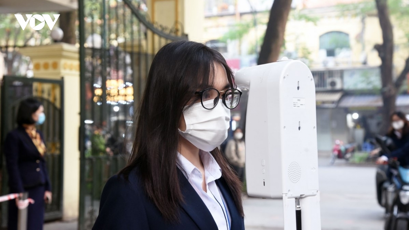 Hàng ngàn học sinh lớp 12 Hà Nội đến trường