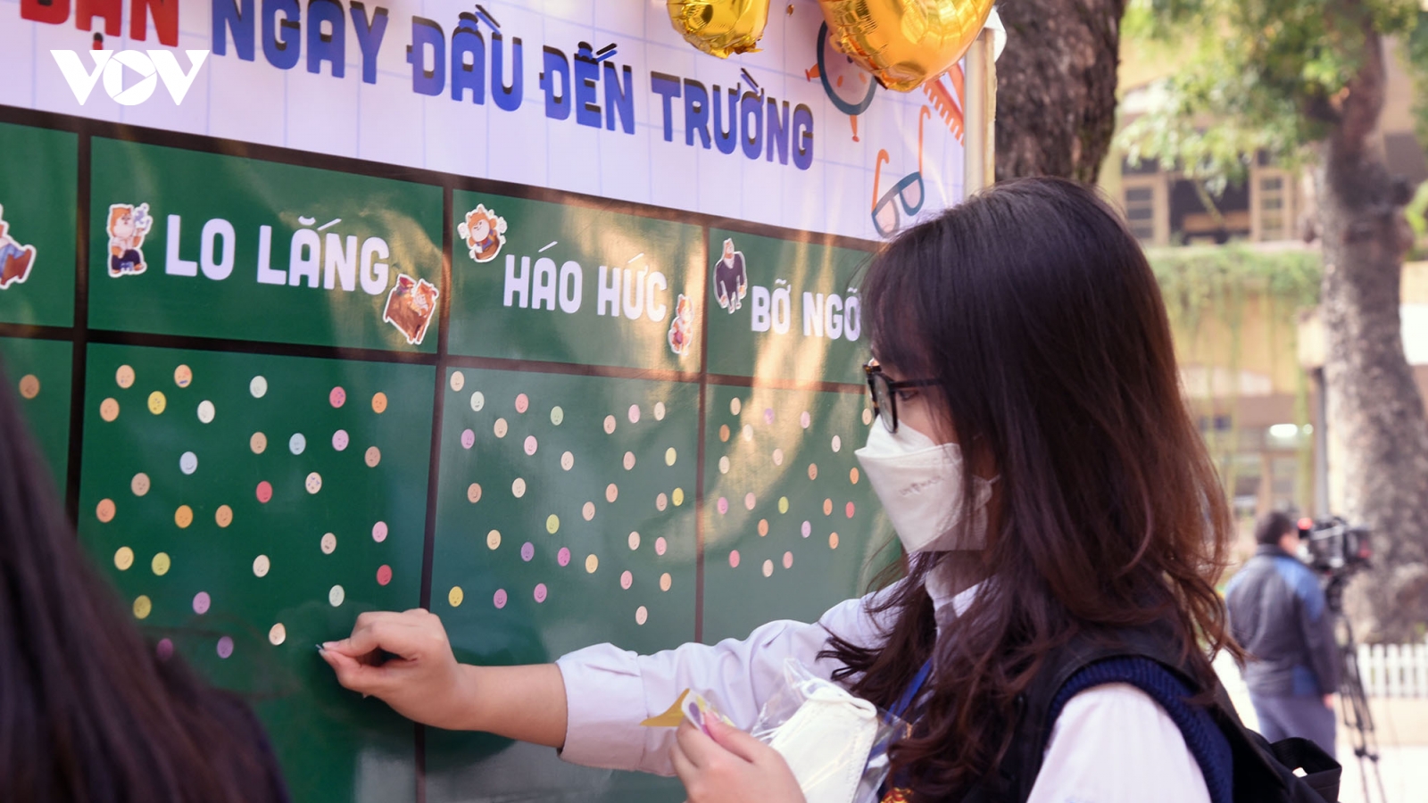 Hàng ngàn học sinh lớp 12 của Hà Nội đi học trực tiếp sau nhiều tháng nghỉ dịch