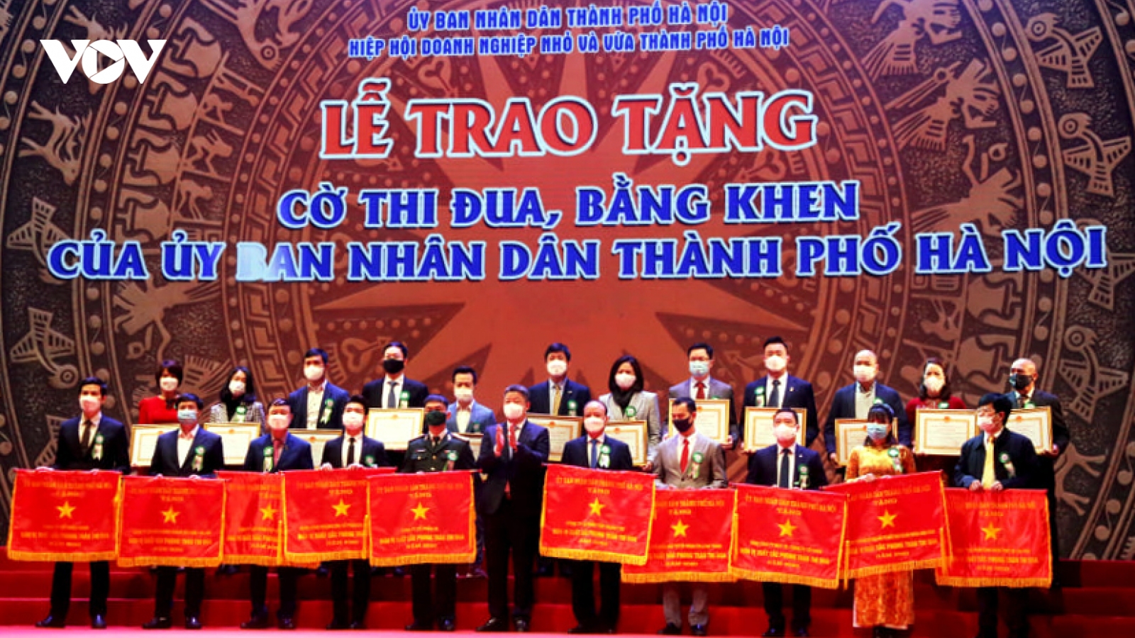 Hà Nội tôn vinh gần 200 doanh nghiệp, doanh nhân nỗ lực vượt khó