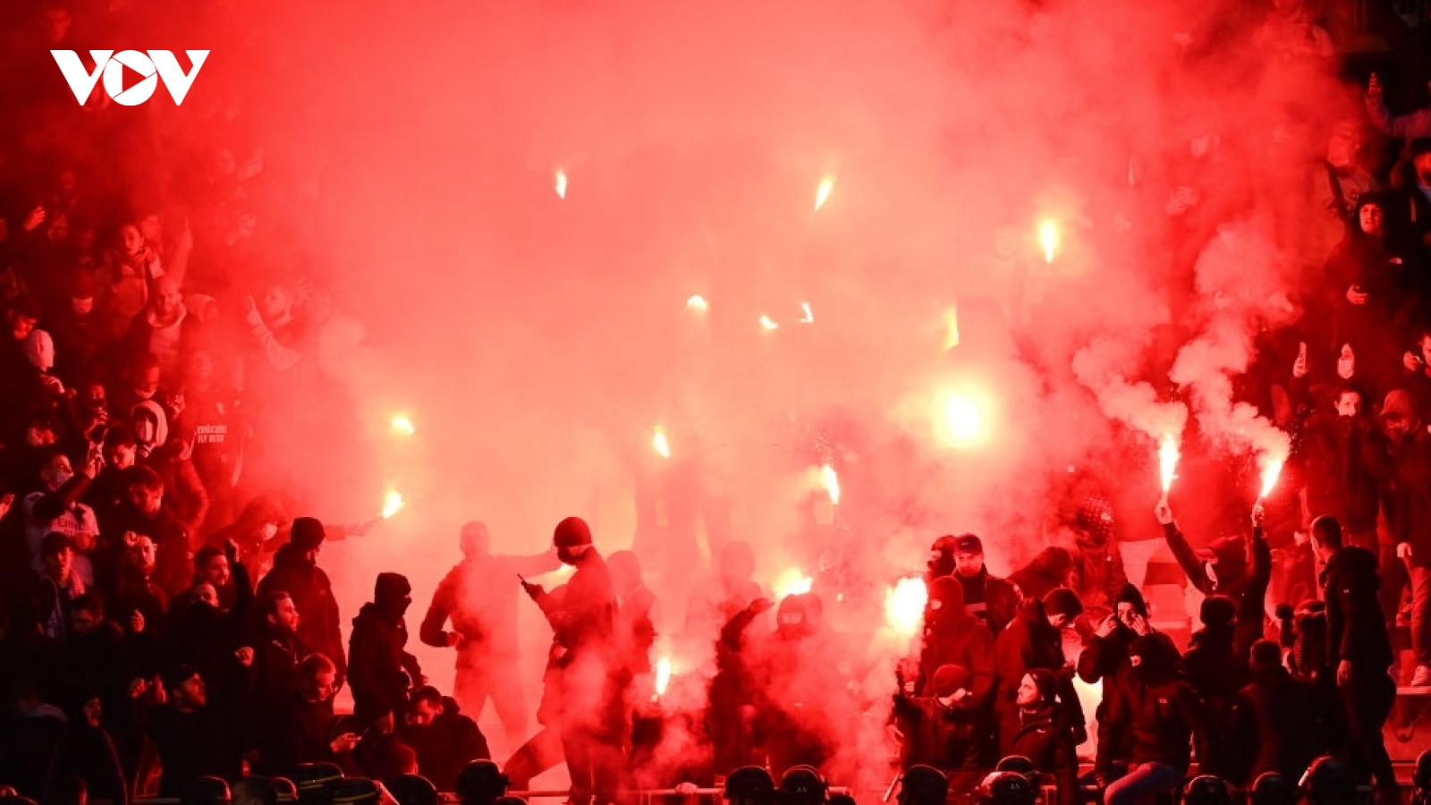 Cổ động viên “đọ pháo sáng”, trận đấu giữa Paris FC với Lyon bị hủy bỏ