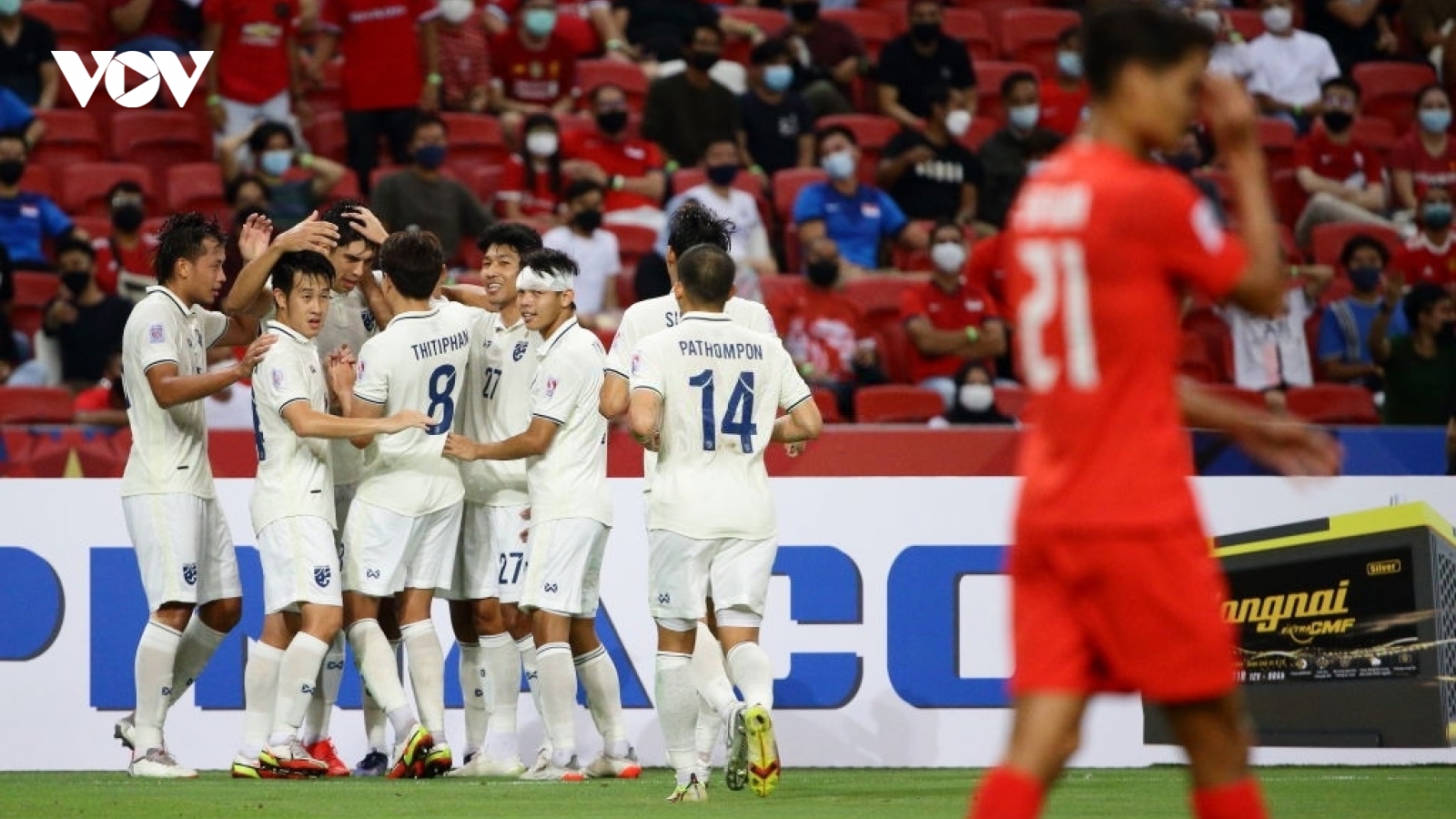 Thắng "nhàn" Singapore, ĐT Thái Lan dẫn đầu bảng A thẳng tiến bán kết AFF Cup 2020