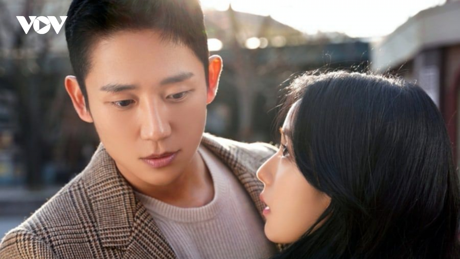 Jung Hae In ôm chặt Jisoo (BLACKPINK) ngay lần đầu gặp mặt trong "Snowdrop"