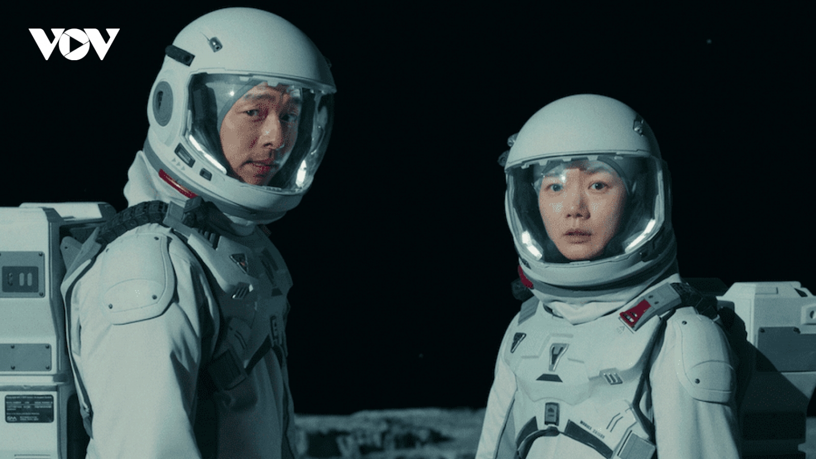 Gong Yoo, Bae Doona căng thẳng khám phá mặt trăng trong bom tấn "The silent sea"