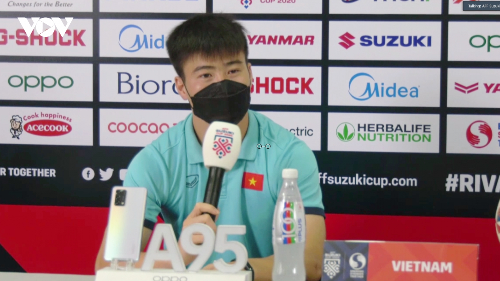 Duy Mạnh bị “ngó lơ” trong buổi họp báo trước trận với ĐT Thái Lan